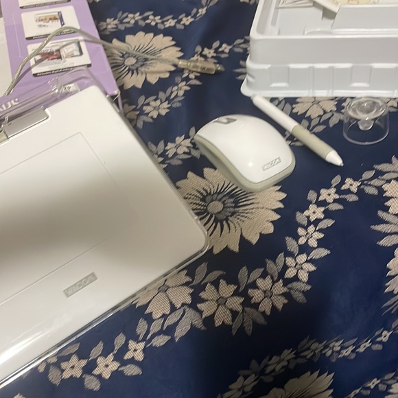 Wacom Battery free Pen,Mouse and Tablet - Picture 2 of 5